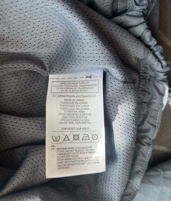 Продам Ветровку Adidas lightweight jacket