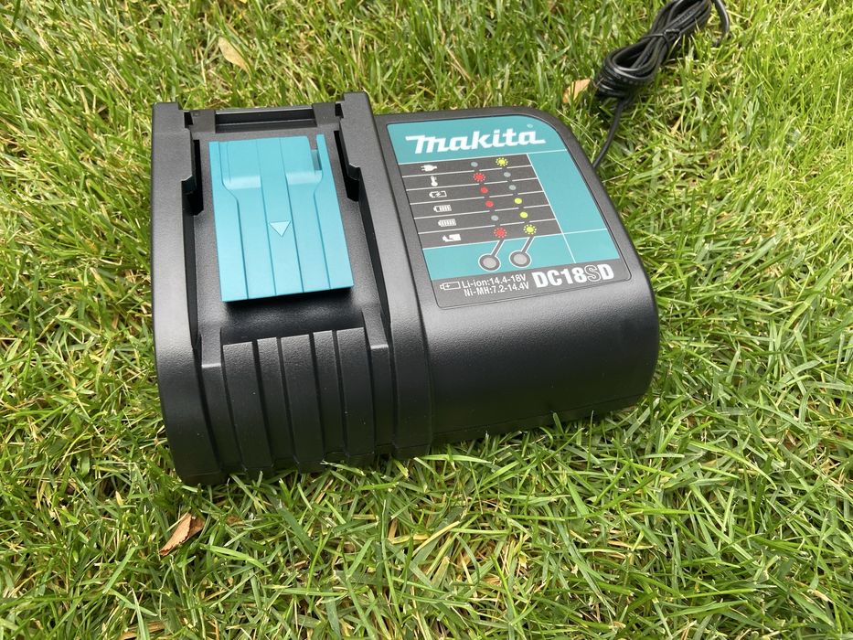 DC18SD-IncarcatorMaghita, Nou, original.