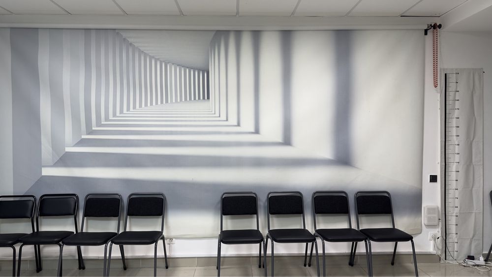 Мебель гардероб для одежды и зеркало, стуля, шкафы, диспенсер, доска