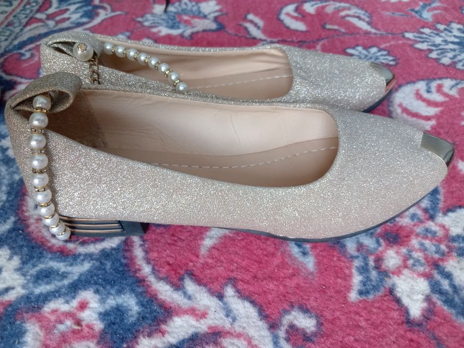 Holati yaxwi oyoq kiyimlar