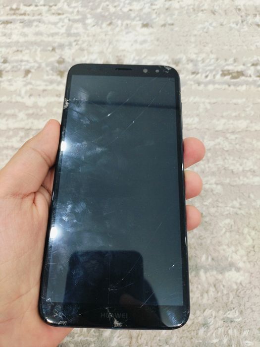Продаю Huawei mate 10 lite телефон