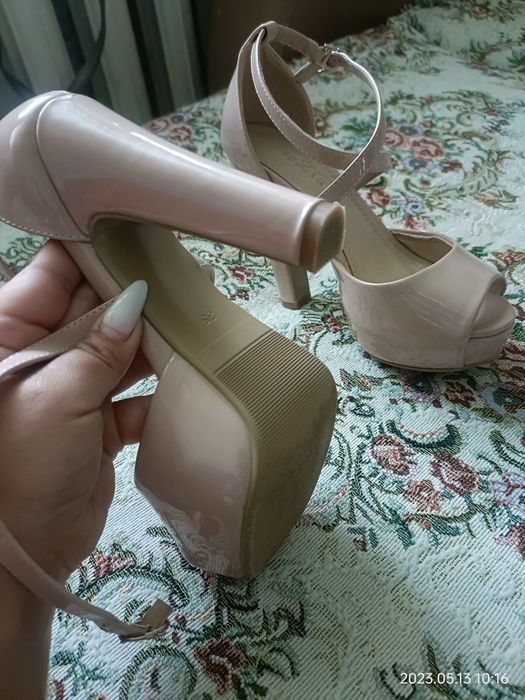 Продам босоножки