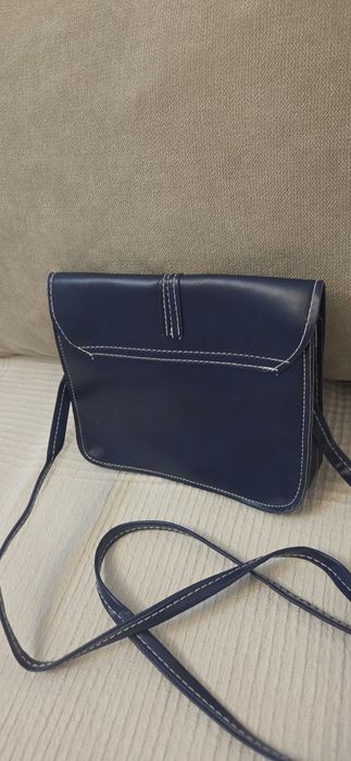 Geanta mica de umăr,culoare bleumarin,stare foarte buna