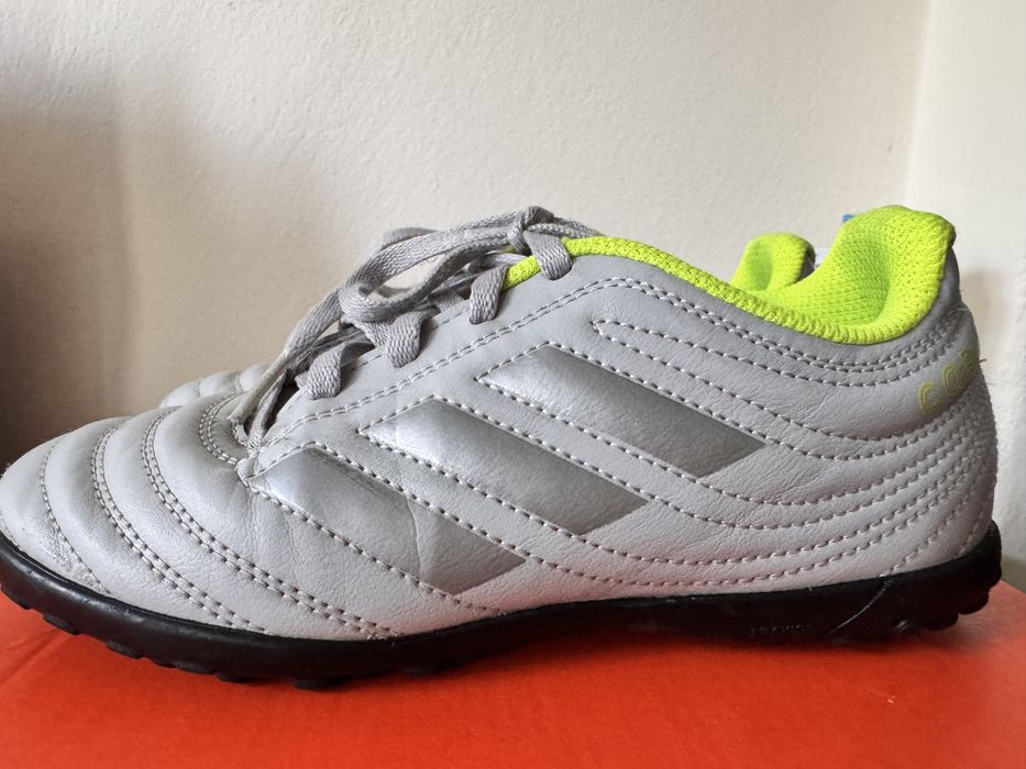 Детски футболни обувки в отчично състояние - Mizuno, Adidas, Nike