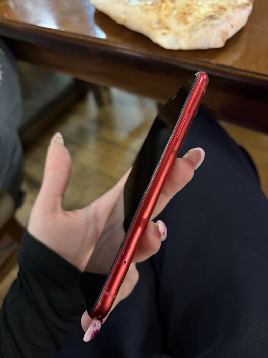 iphone 11 червен