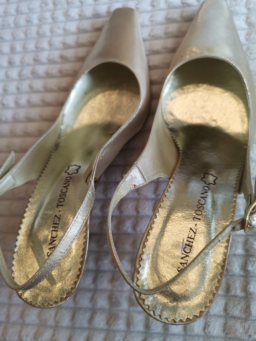 Официални обувки.