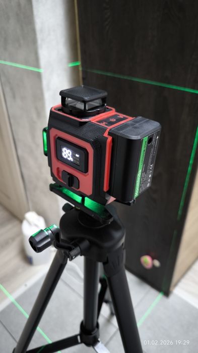 Лазерный уровень со штативом