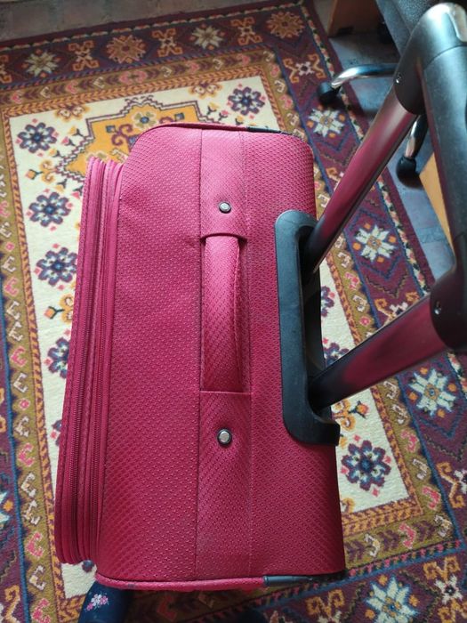 Чемодан бордовый