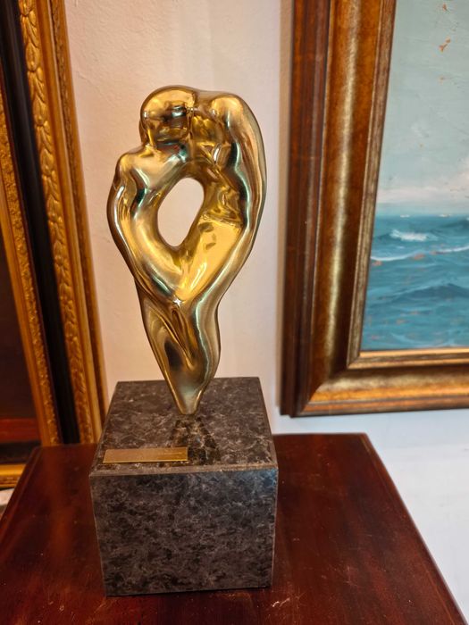 Vind statuie îndrăgosti guguianu