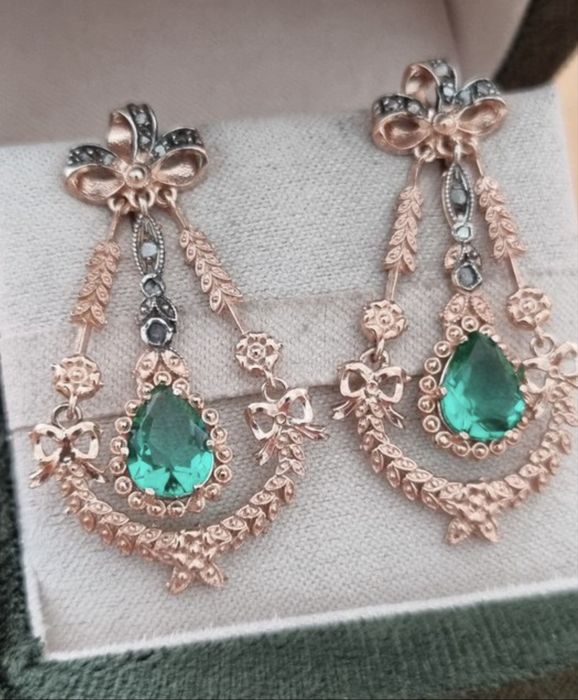 2 perechi Cercei eleganți stil Art Deco – Aur Roz 9K & , Smaralde (3.80 ct) și Diamante (0.28 ct)