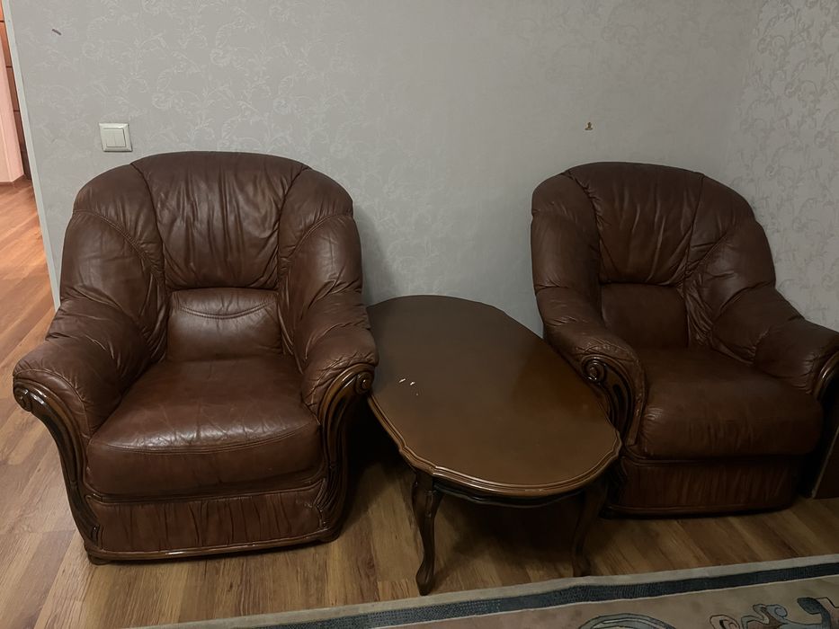 Продам кресла кожанные и журнальный столик , пр -во Италия