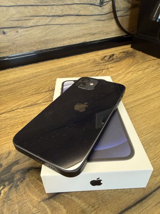 Iphone 12 + 7 кейса и кабел