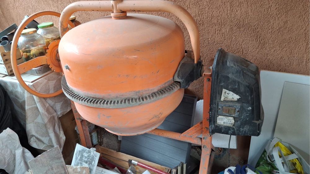 Betoniera aproape noua