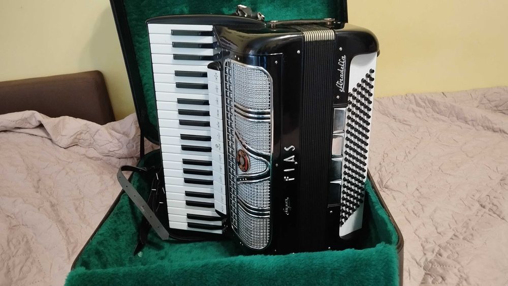 Акордеон Super Fias Stradella 120 баса професионален