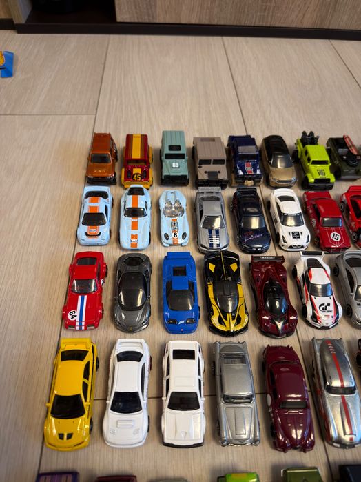 Продавам колички Hot Wheels