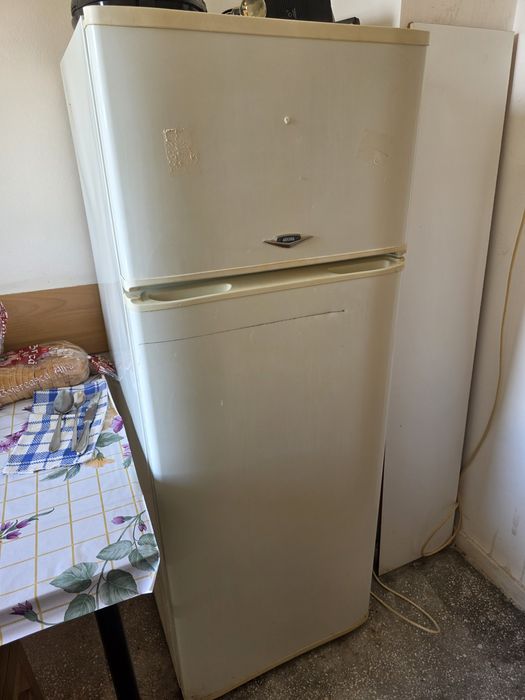 Urgent - Set  electrocasnice +  mobilea vintage din stejar – canapea, 2 fotolii, comodă, masă, frigider, aragaz, masina de spalat
