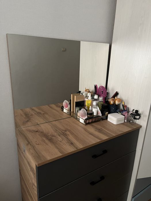 комод с зеркалом