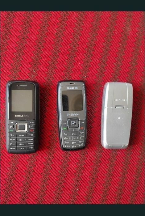 Telefoane pentru piese de schimb, unele sunt funcționale și chiar au baterii încorporate.