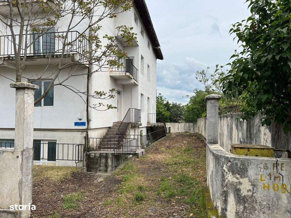 Vand vila situata in Pitesti, impartita in 8 apartamente