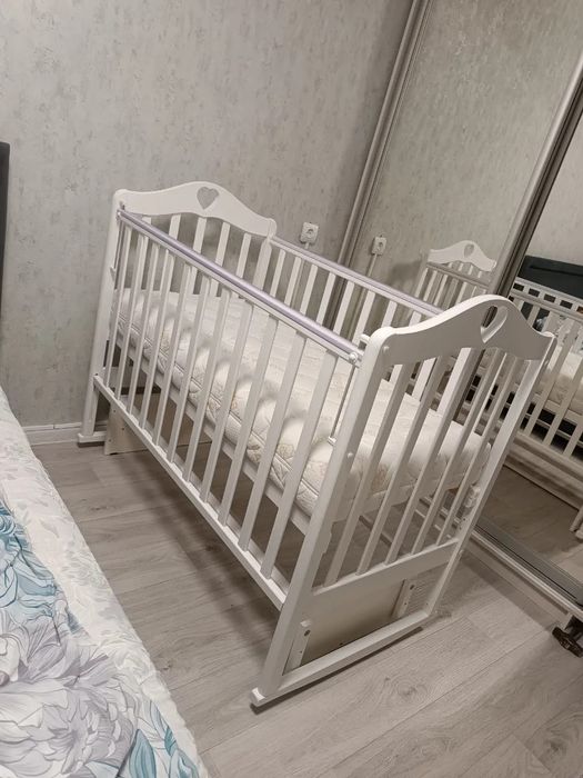 Кроватка детская с маятником