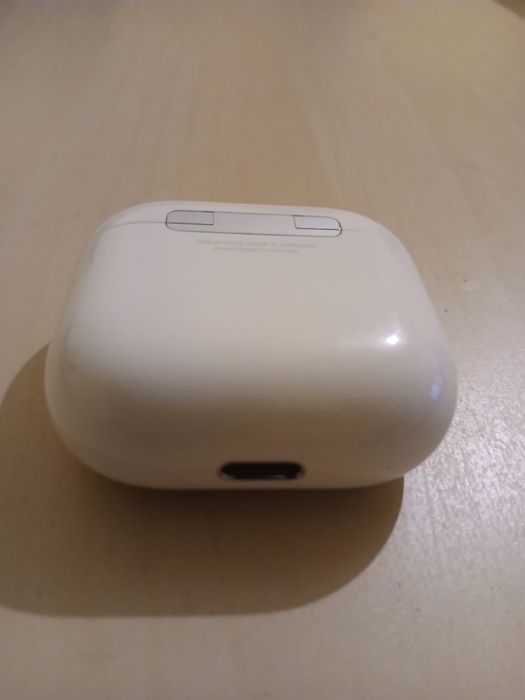 IPhone  AirPods  4