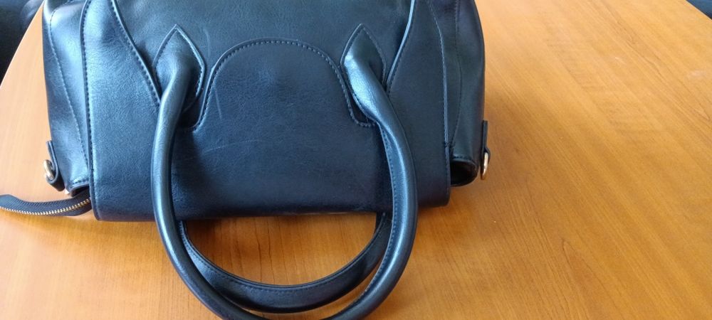 Тъмно синя дамска чанта кожа с две основни дръжки (допълнителна дълга дръжка с регулация) и цип в горната част. С три вътрешни отделения, едното от ко