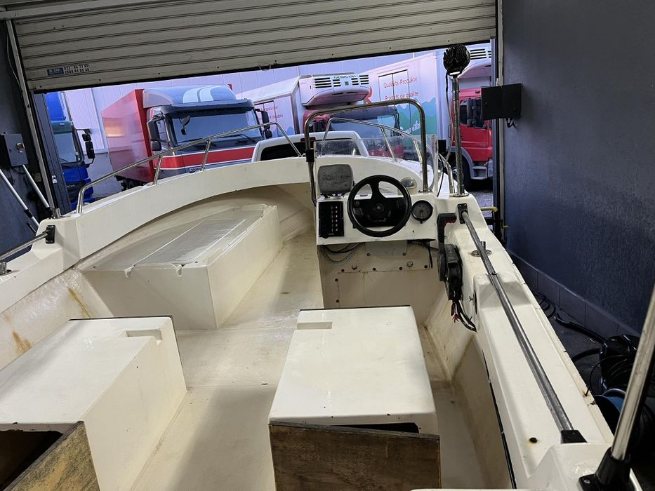 Лодка с мотор и колесар