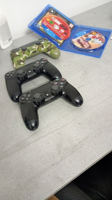 Ps4 în stare bună cu 3 controlere și 2 jocuri