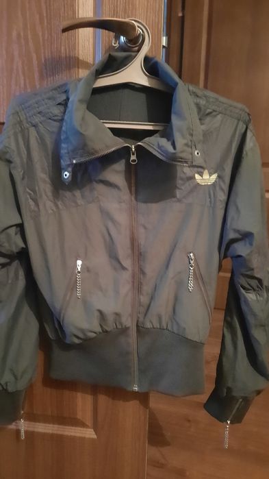 Куртка -ветровка.