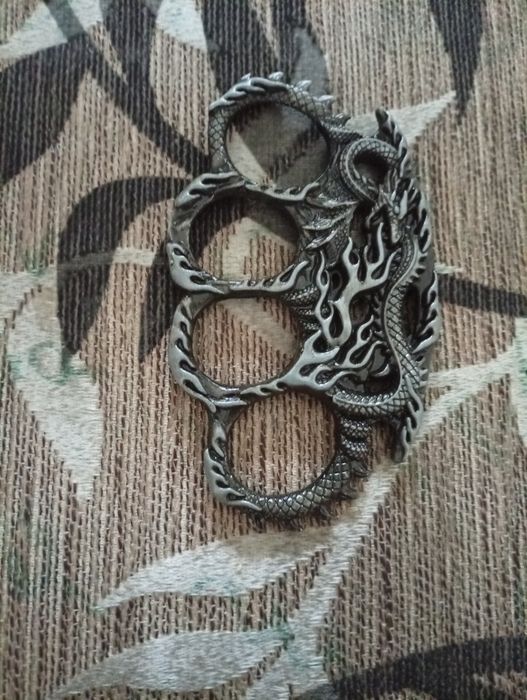 Vand pumnal la pret de 50 lei