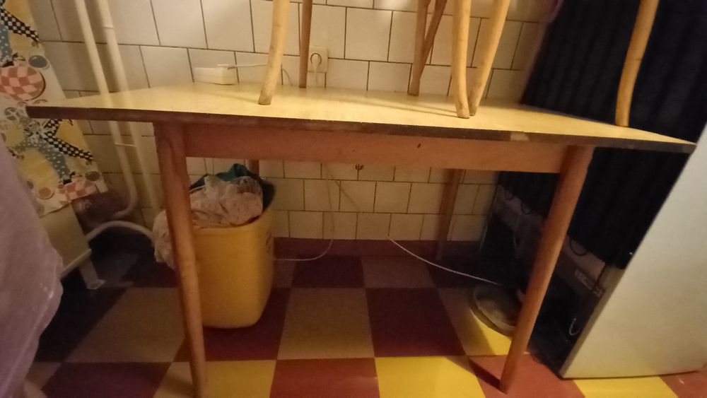 Продам стол кухонный  со стульями