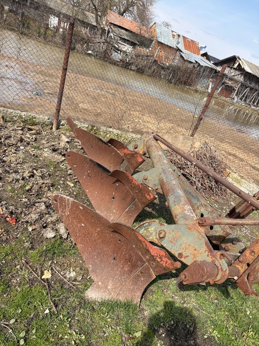 Plug 3 brazde  în stare bună de funcționare