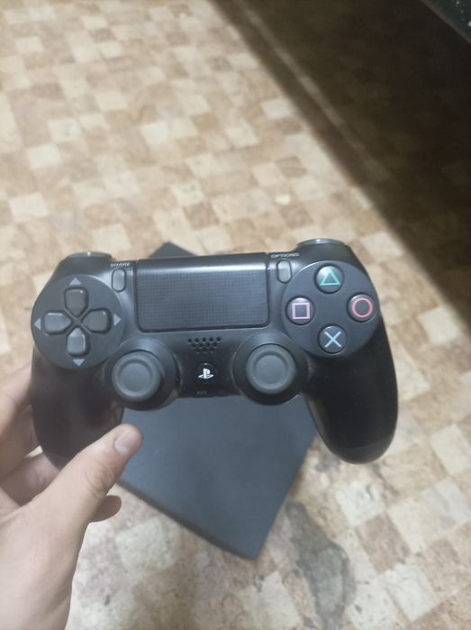 Ps4 pro 1TB перфектно състояние