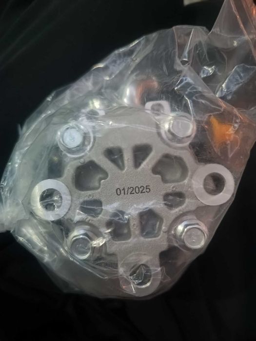 ЧИСТО НОВА Хидравлична помпа за Toyota Avensis T25 2.0 D4D Disel