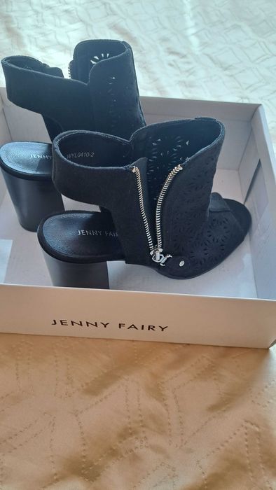 Дамски елегантни обувки.