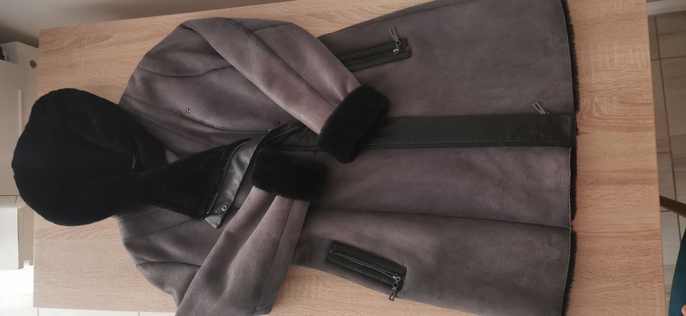 Vând palton NOU  tip cojoc din material natural