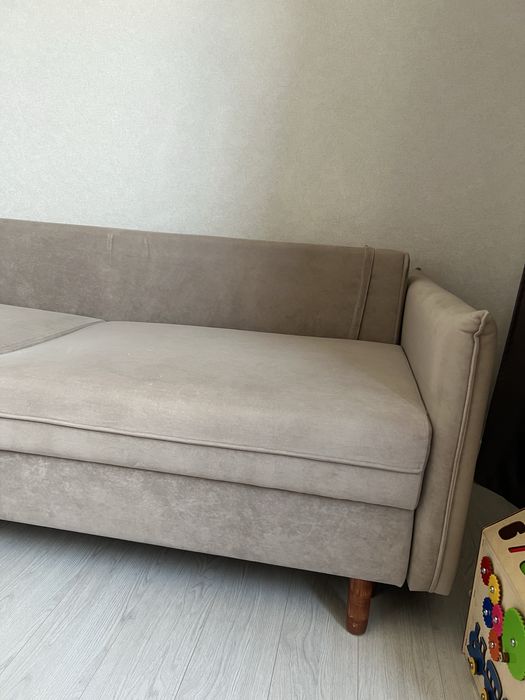 Диван на ножках.