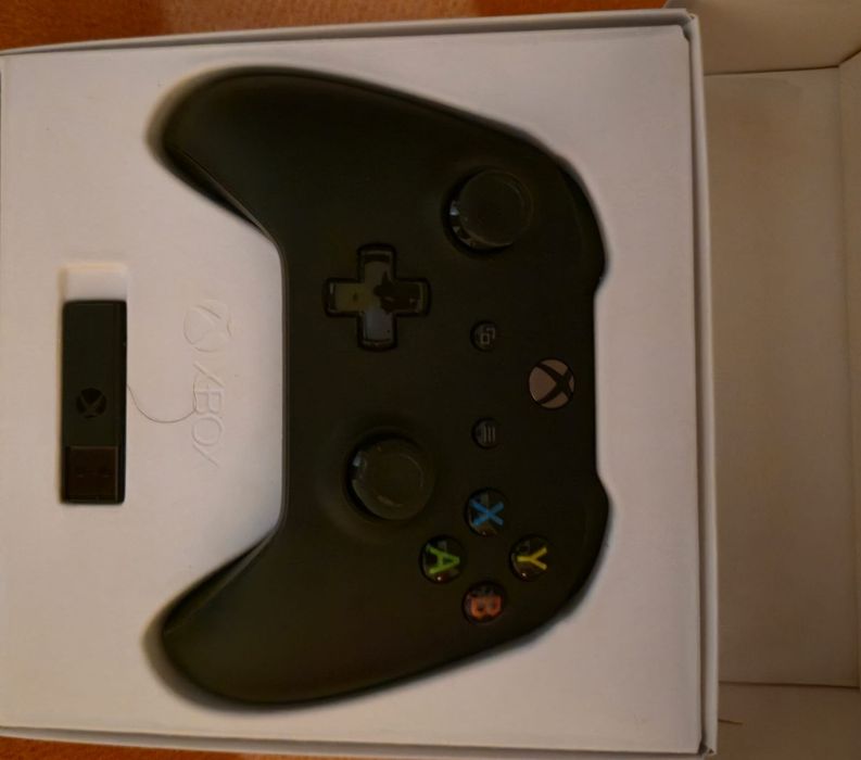 Xbox One X 1TB + Controller + 25 Jocuri fizice (Se pot vinde separat)