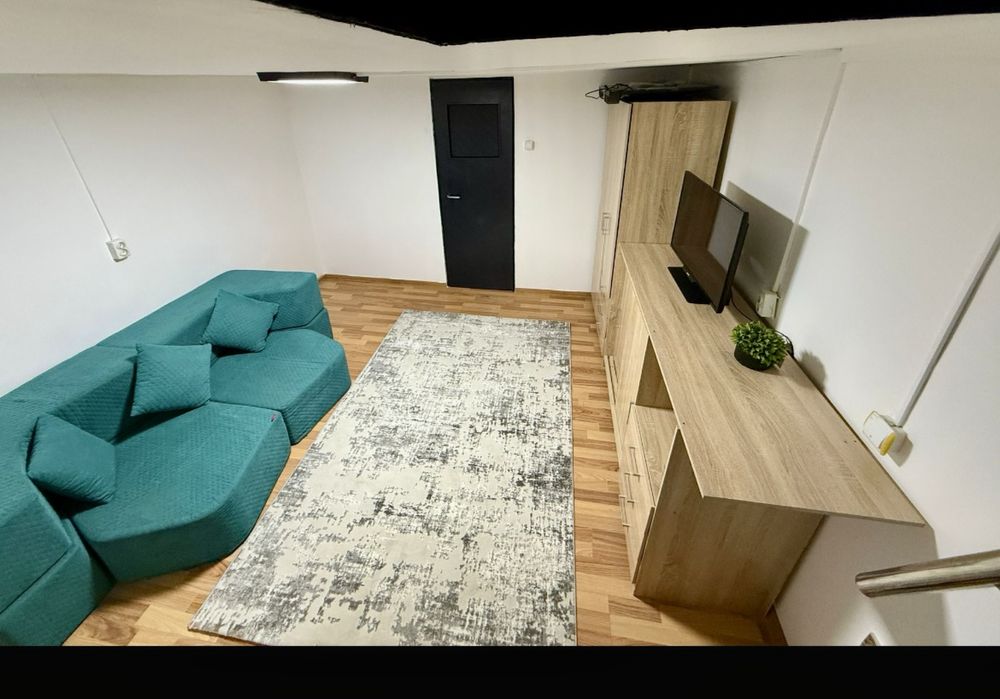 Garsoniera PARTER in spatele mallului , cu demisol, mobilat si utilat