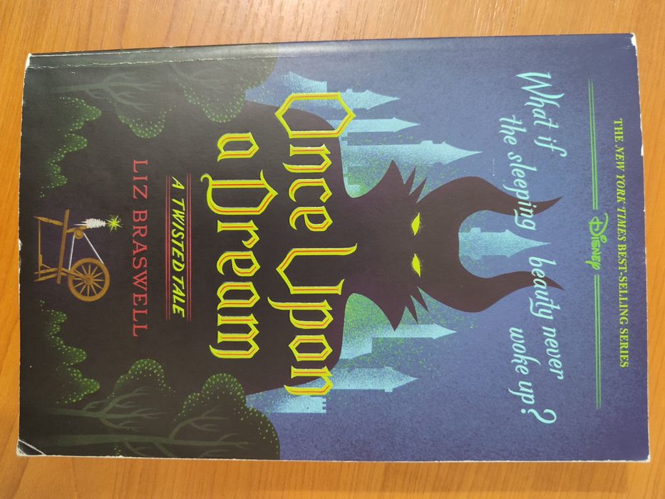 Vând cărți pentru adolescenți și copii în stare foarte bună