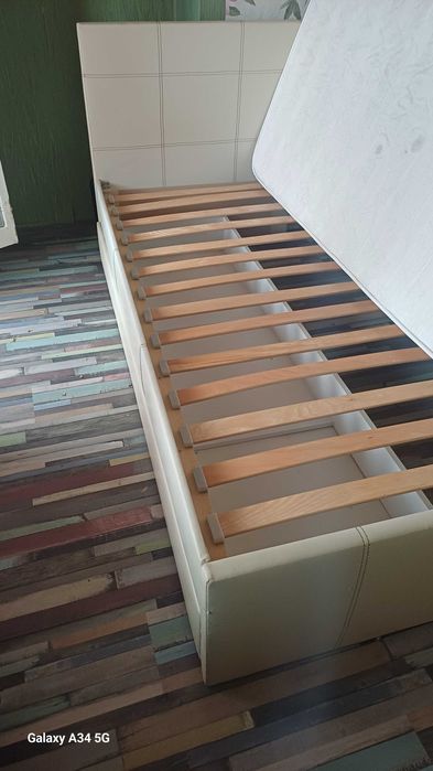 Единично легло с двулицев матрак