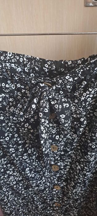 Миди черна пола на цветя