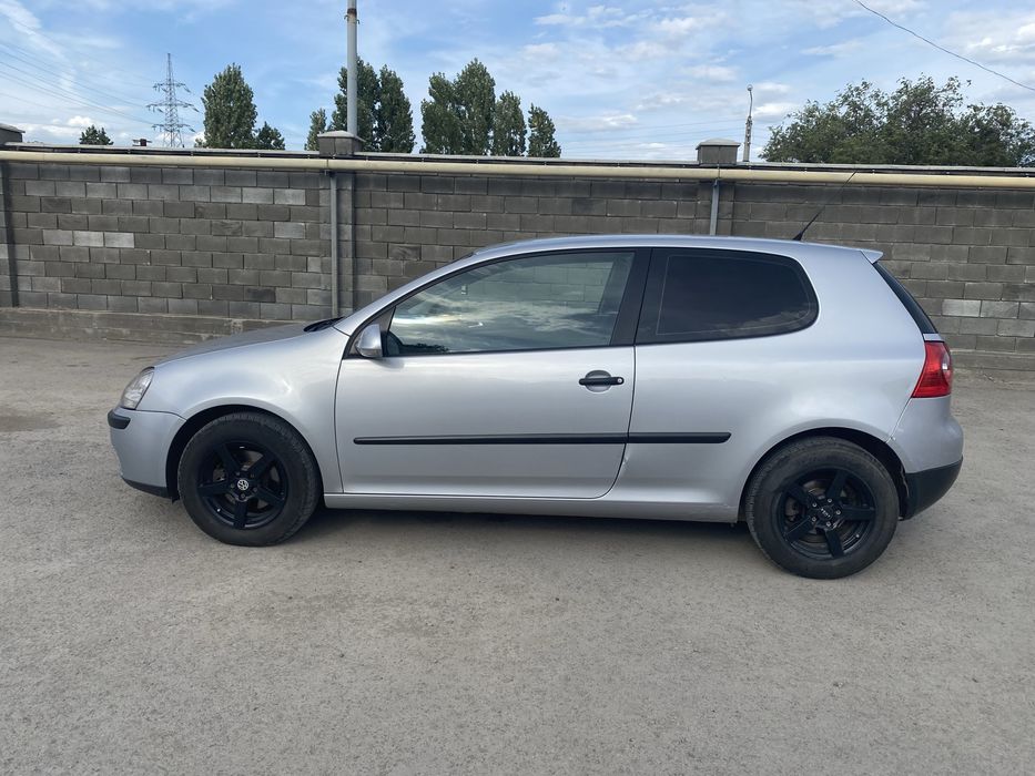 Продам volkswagen golf 2005 года.