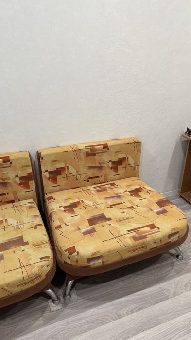 Продам два небольших дивана.