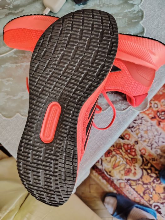 Спортни нови обувки