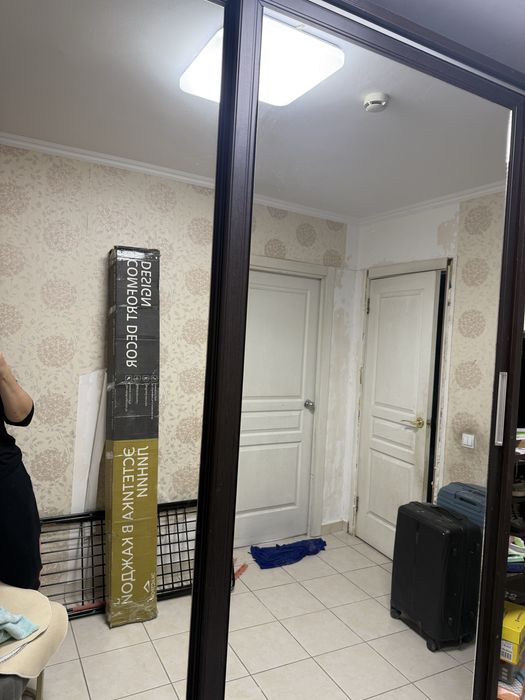 Шкаф-купе, зеркальные двери.