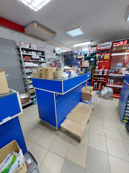 Разпродажба на търговски щанд -  витрини, стелажи, перфостени и кутии
