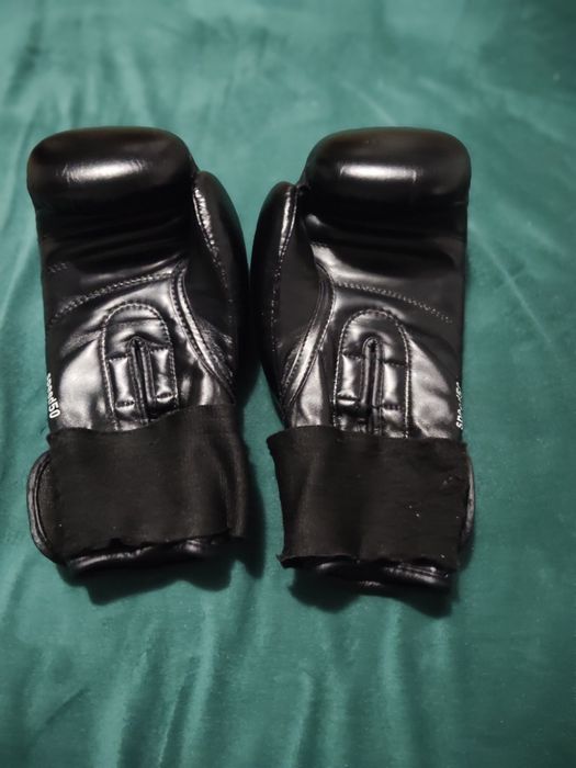 Vând mănuși de box sunt folosite dar nu sunt rupte nicăieri