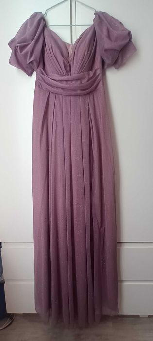 Дълга официална рокля с брукатени частици.