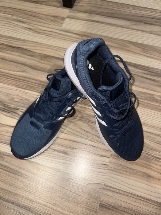 Продам кроссовки Адидас